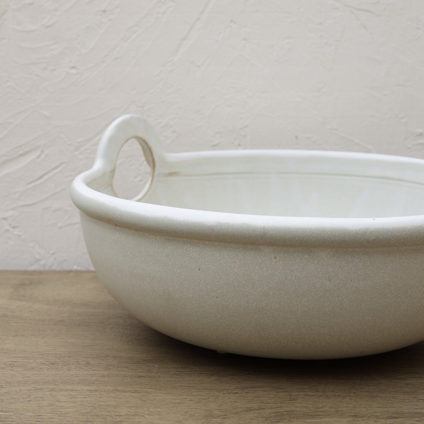 STONEWARE BOWL WITH HANDLES